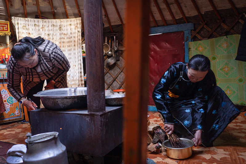 Oyunjargal and her family prepare dinner at home. Arbulag, Khuvsgul province, Mongolia. Credit: GPE/Bat-Orgil Battulga
