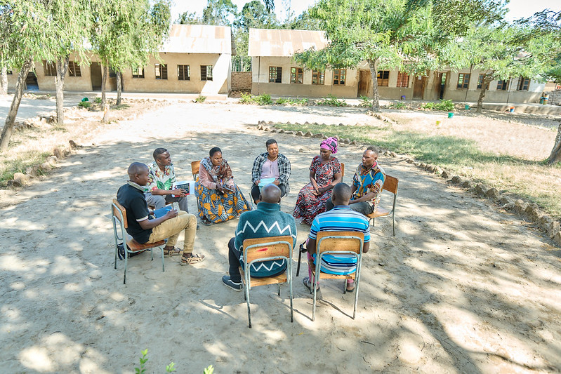 A parent, teacher and Kuyenda Collective meeting at Idugumbi Primary School, Mbeya, Tanzania. Credit: GPE/Mrutu (Trans.Lieu)