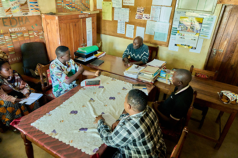 Bahati Kombwe (center), principal of Idugumbi Primary School, meets with members of the Kuyenda Collective in Mbeya, Tanzania. Credit: GPE/Mrutu (Trans.Lieu)