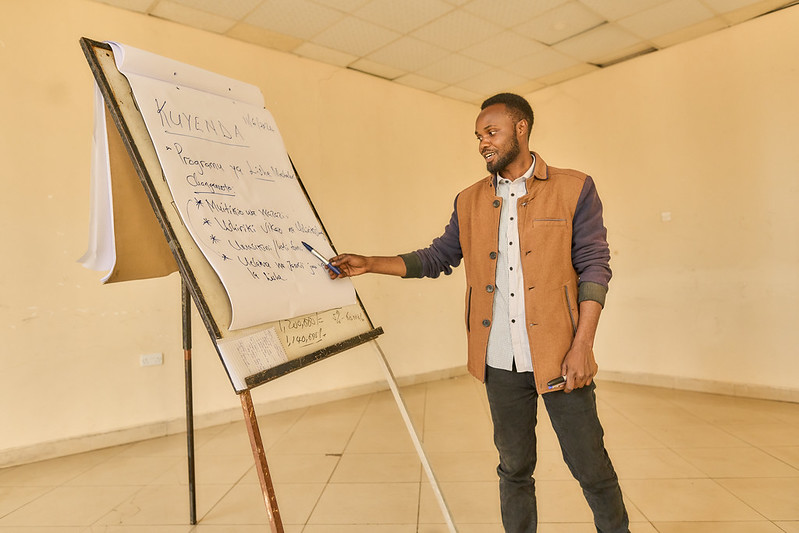 A facilitator from Policy Forum leads a training session with members of the Kuyenda Collective, a youth collective working to improve the right to education for rural youth, in Mbeya, Tanzania. Credit: GPE/Mrutu (Trans.Lieu)